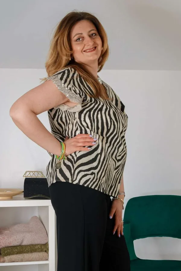 Talissa Mode Blusa animalier scollo a v con rifiniture in oro taglie comode Outlet