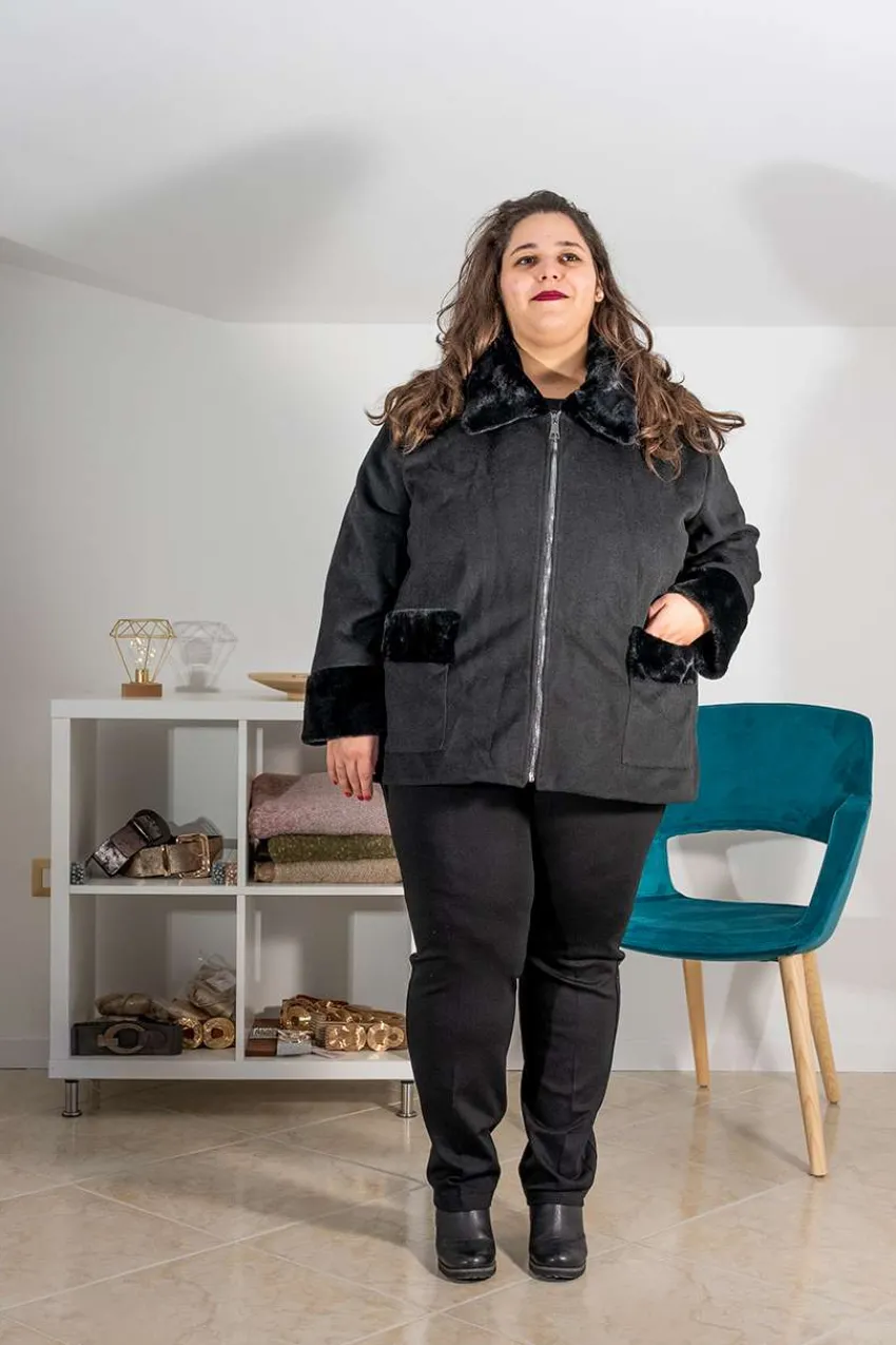 cappotto_con_pelliccia_ta_1.webp SPG Woman Cappotto con pelliccia taglie comode Sale