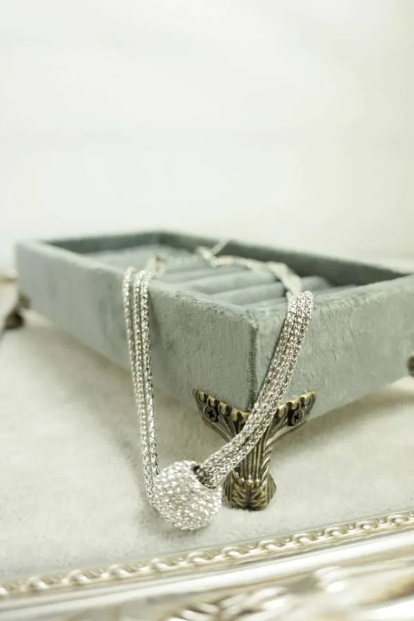 Donna Curvy Collana con perlina luminosa Outlet