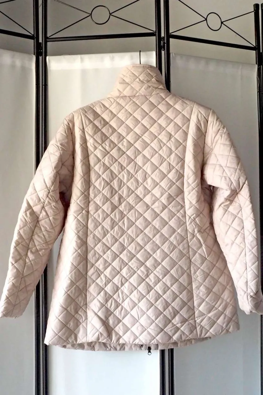 piumino_gr_con_collo_alto_2-1.webp Navigazione Piumino 100gr con collo alto taglie comode Sale