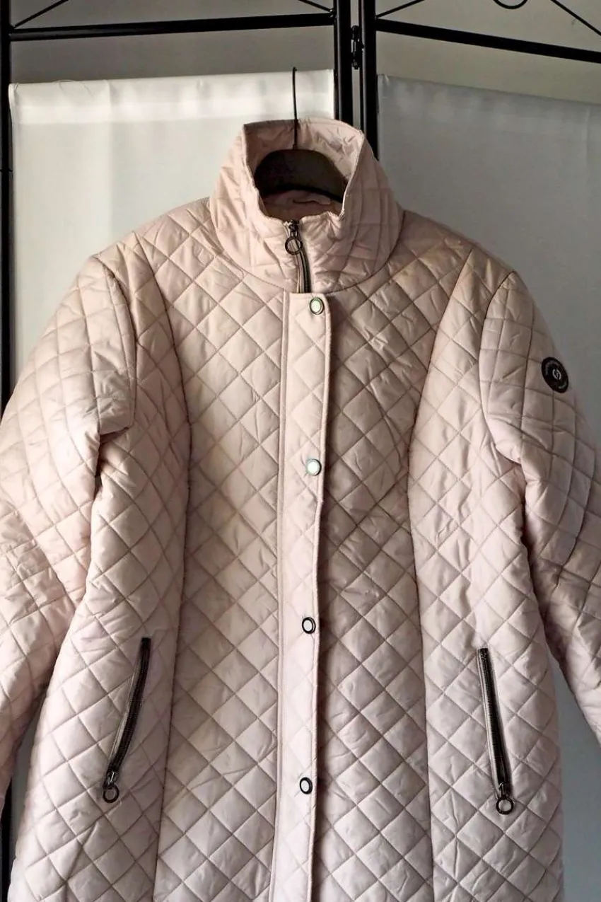 piumino_gr_con_collo_alto_3-1.webp Navigazione Piumino 100gr con collo alto taglie comode Sale