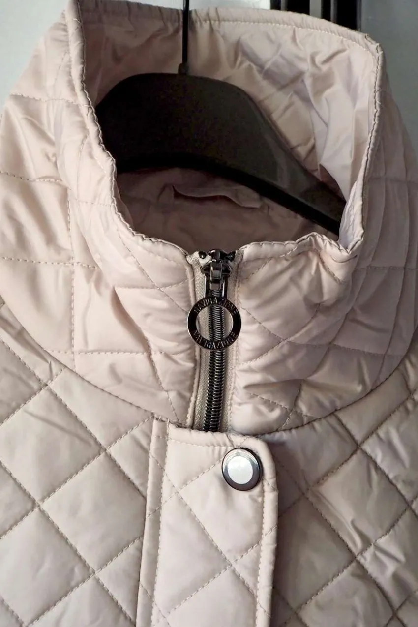 piumino_gr_con_collo_alto_4-1.webp Navigazione Piumino 100gr con collo alto taglie comode Sale