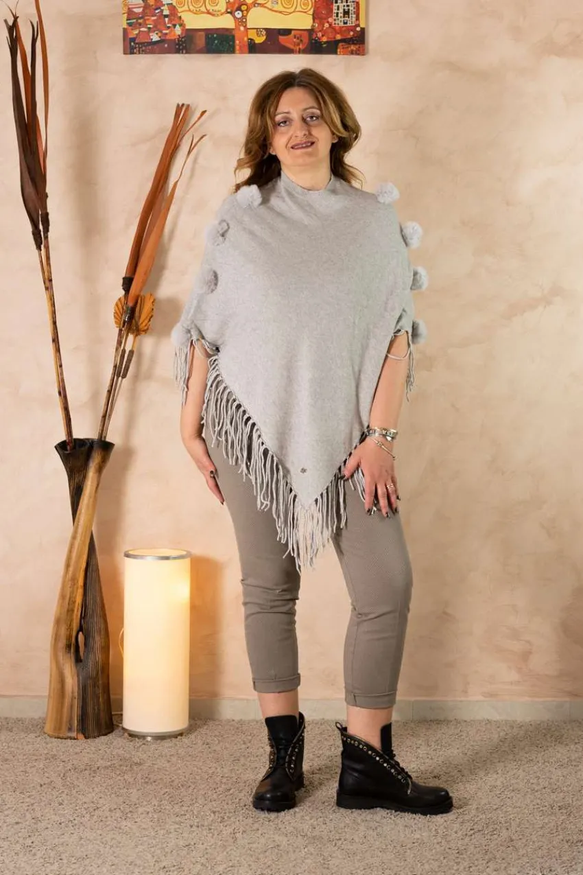 poncho_con_frange_e_pon_p_0.webp Griffai Poncho con frange e pon pon taglie comode Hot