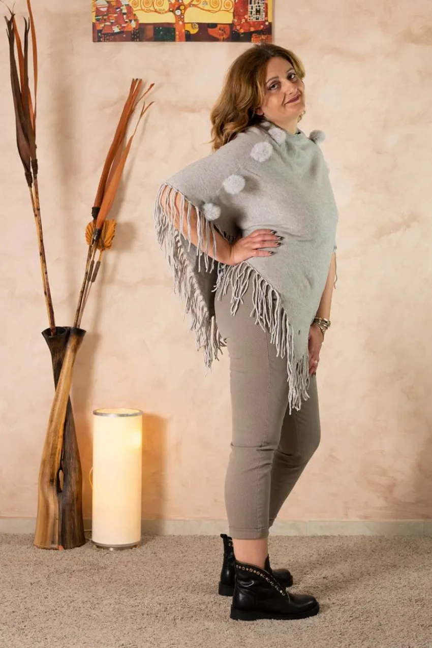 poncho_con_frange_e_pon_p_1.webp Griffai Poncho con frange e pon pon taglie comode Hot